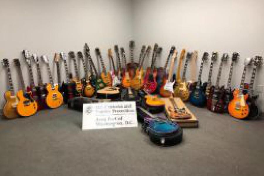 Gefälschte Signature-Gitarren im Wert von ca. 160.000 US-Dollar beschlagnahmt